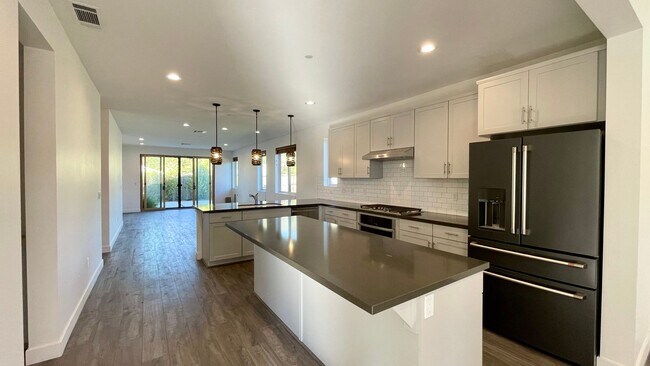 Building Photo - Newer Construction, Single-Level Noveno Ho...