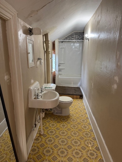 Bathroom (to be painted) - 901 New York Ave