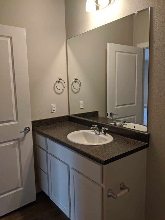 Baño privado para el segundo dormitorio. - 14341 E Tennessee Ave