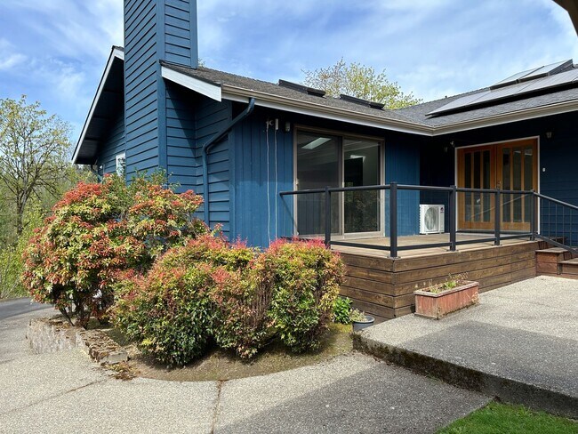 Foto del edificio - Large Bellevue Property with Everything.
