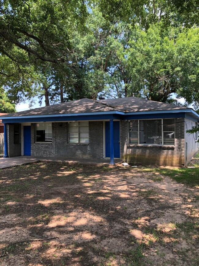 Building Photo - 6805 Despot Rd