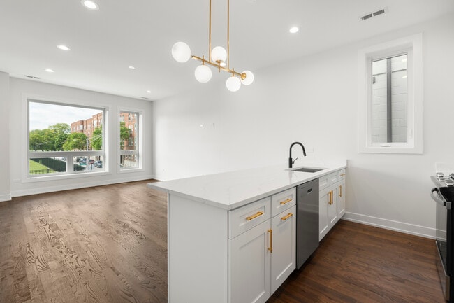Building Photo - 420 E 50th Pl