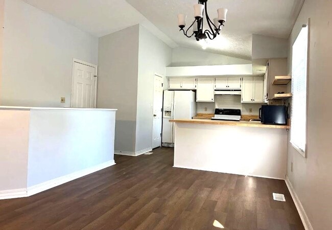 Building Photo - 821 W Rosewood Dr