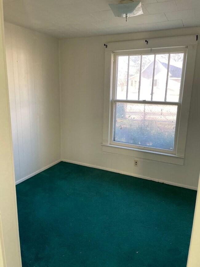 Building Photo - 4+ BEDROOM 1 BATHROOM HOUSE FOR RENT