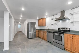 Building Photo - 1852 Elaine Dr