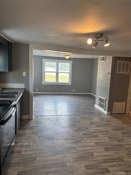 Building Photo - 4072 S Center Rd