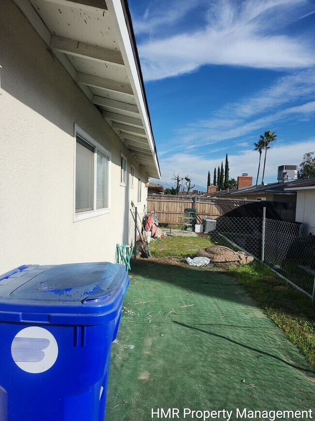 Foto del edificio - 1564 W Ramona Dr