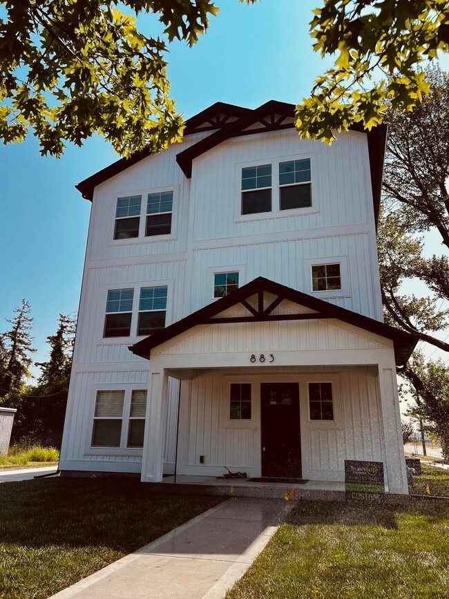 Building Photo - 883 St Joseph St