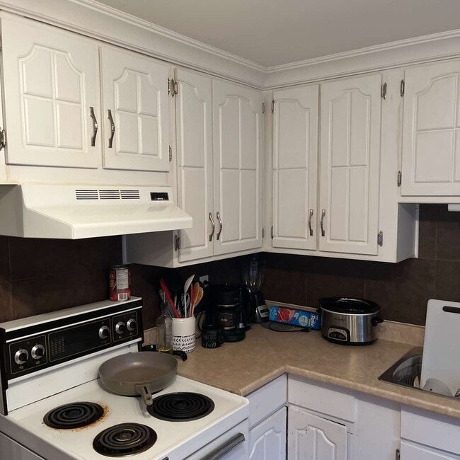 Building Photo - 37 Adeline St