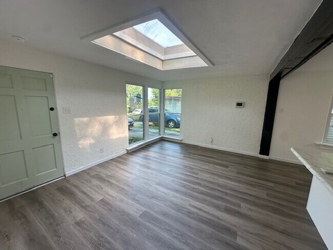 Foto del edificio - Chic, Sunlit & Move-In Ready – 3-Bedroom G...