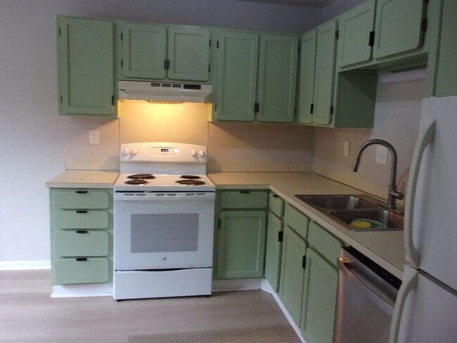 Building Photo - 2 Bedroom 1 Bath Condo with Private Deck in Hunters Chase