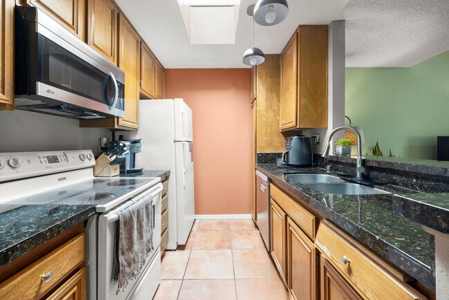 Foto del edificio - 898 Temple Ter