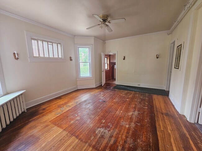 Building Photo - 333 W 6th St