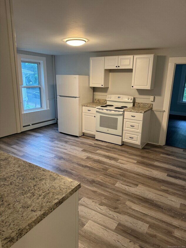 Foto principal - 94 W Main St