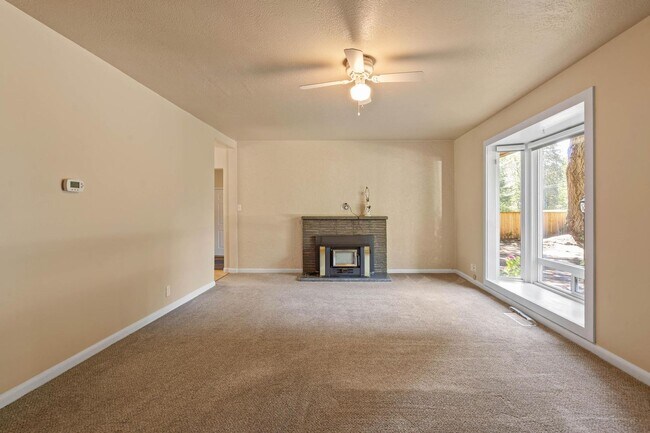 Foto del edificio - Charming, retro 2-bdrm/2-bath ranch in tranquil setting w/ large family room
