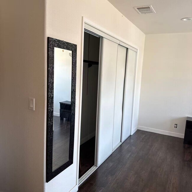 Foto del edificio - 1325 S Fremont Ave