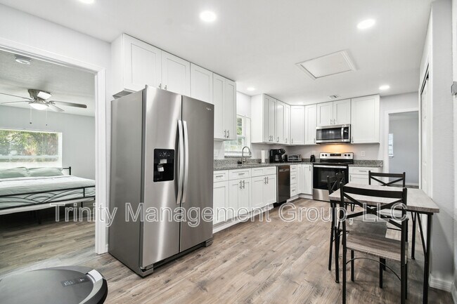 Building Photo - 1051 Dogwood Dr