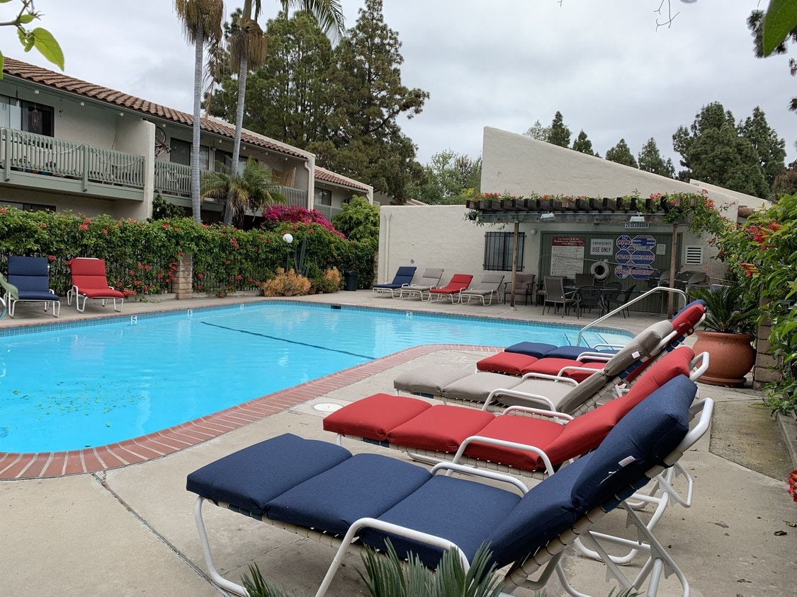 Pool & Clubhouse - 39 Dearborn Pl