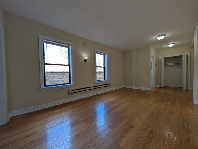 Building Photo - 1347 N Dearborn St
