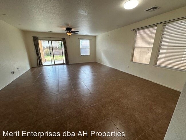Building Photo - 3 br, 2 bath House - 1011 E KELSI AVE