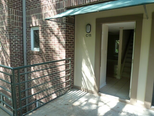 Foto del edificio - Sleek, Stylish 2br 2ba upper level condo in Chancellor Square, walking distance to Campus, downtown!