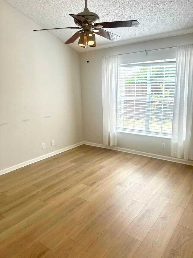 Foto del edificio - 935 Honeytree Ln