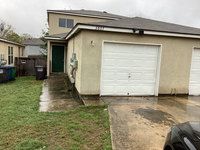 Foto principal - Nice & Spacious 3/2.5/1 townhome