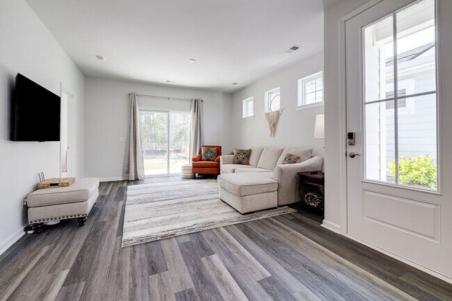 Building Photo - Move-In Ready 3-Bedroom Villa in Gated Savannah Quarters!