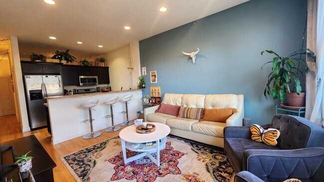 Building Photo - Wrigleyville 2 bedroom with balcony with s...