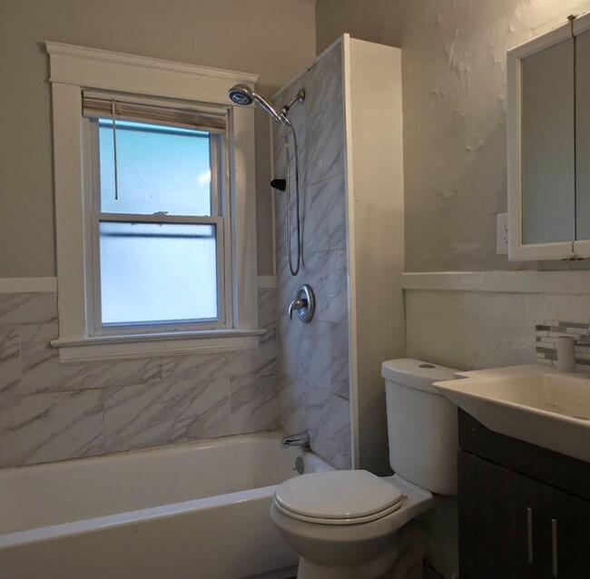 Building Photo - 747 E 117th St