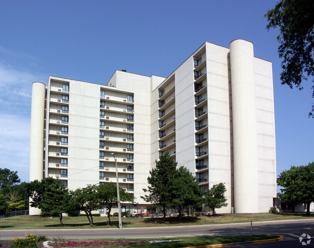 Phoenix Towers Apartments in Bloomington, IL