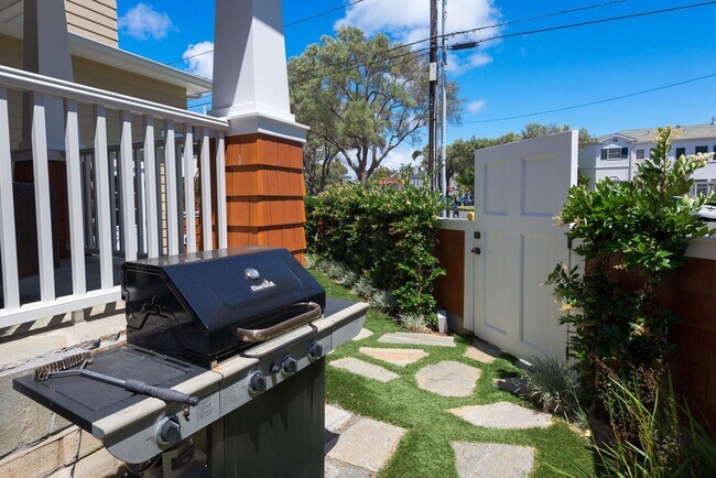 Foto del edificio - Four-bedroom home in the heart of the Village, offered furnished long-term lease. Ideally located...
