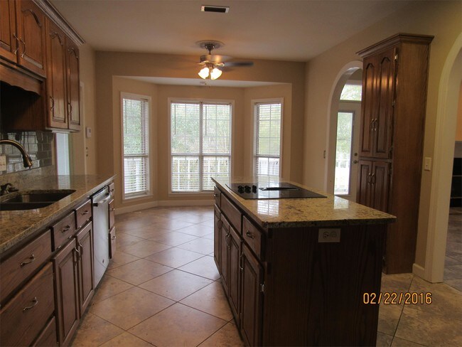Building Photo - 641 Oak Lake Dr