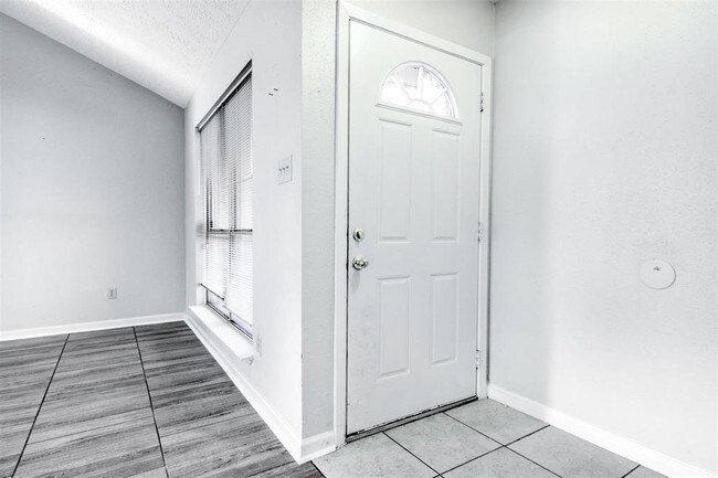 Building Photo - 1007 Kensington Dr