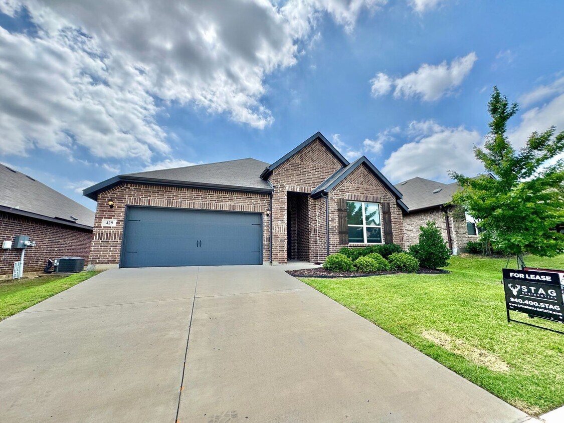Foto principal - Argyle ISD! 3 Bed 2 Bath Home in PERFECT L...
