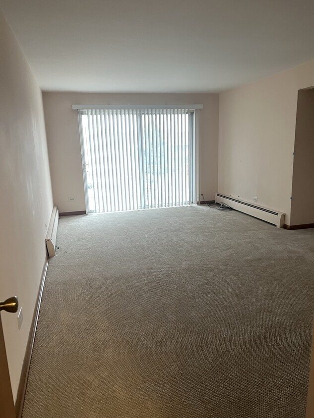 1 - 7273 W Thorndale Ave