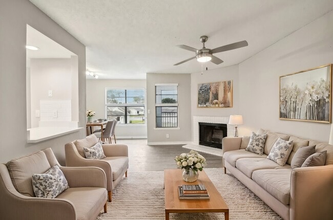 Sala de estar renovada - Villas At Blue Cove Apartments