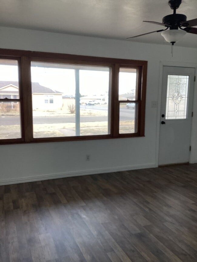 Building Photo - Newly Updated Family Home  Close to Jr. High & High School!  Pets welcome!