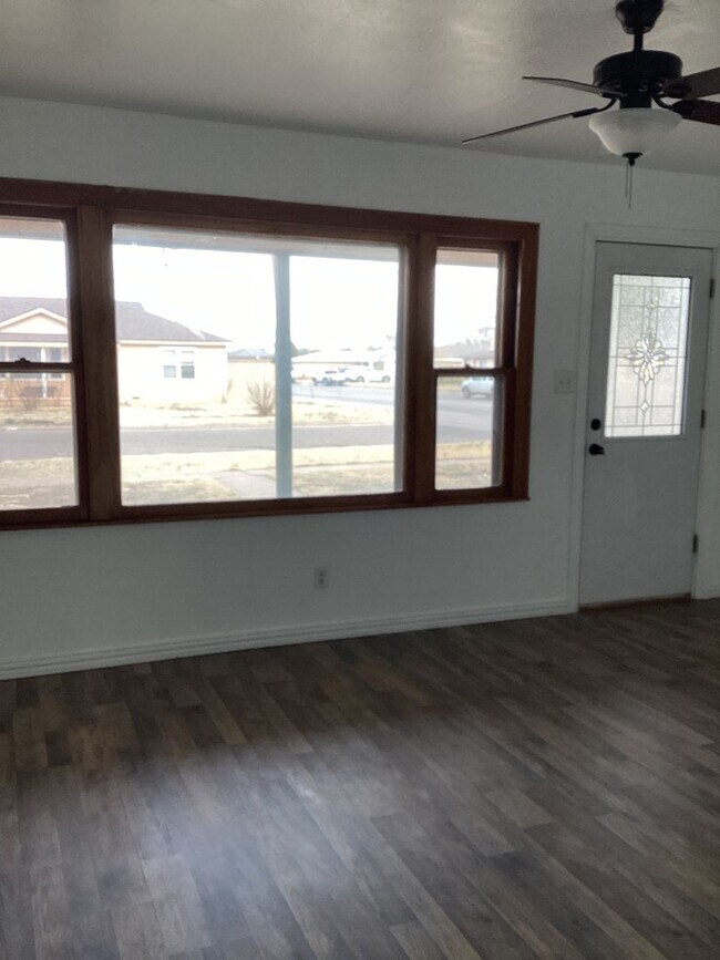 Foto del edificio - Newly Updated Family Home  Close to Jr. High & High School!  Pets welcome!