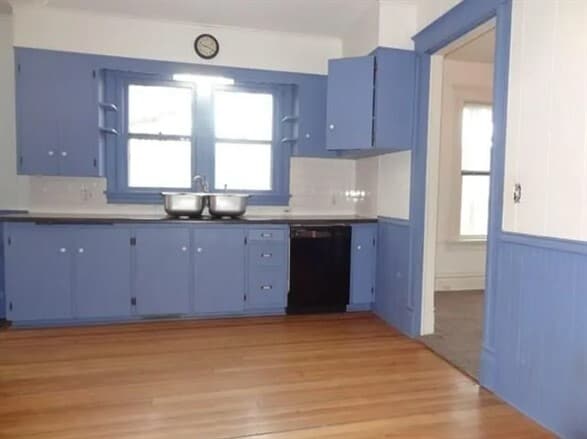 Building Photo - 320 N Dodge St