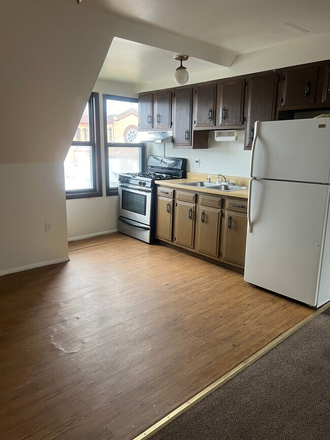 Building Photo - 101 E 10th Ave