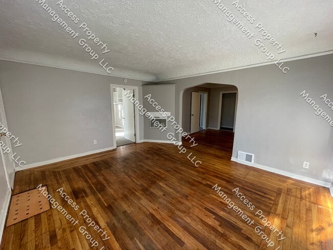 Building Photo - SW Side Three Bedroom Unit