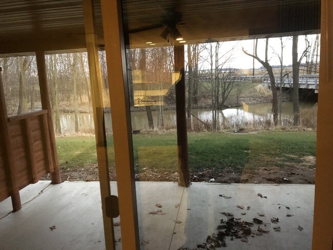 Building Photo - 1093 Lakeshore Dr