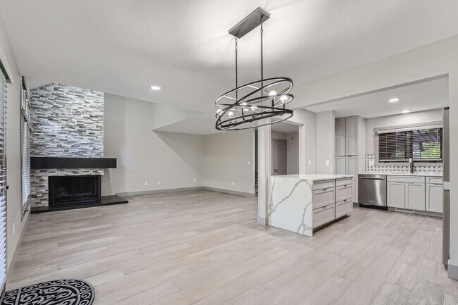 Building Photo - Beautiful Boulder Townhome - Lives like a ...
