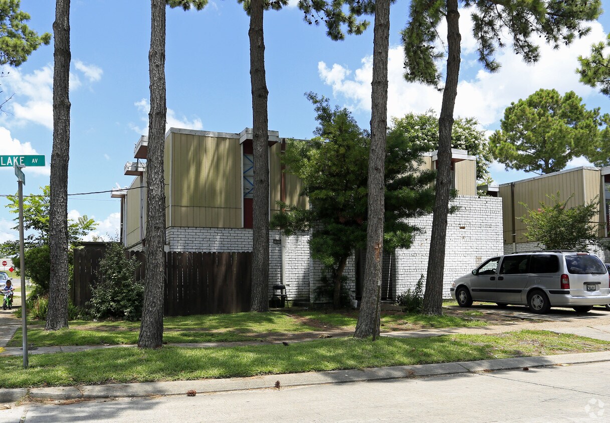 Building Photo - 1021 Lake Ave