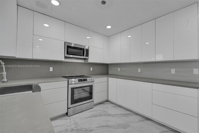 Building Photo - 250 SE 1st Terrace