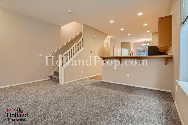Building Photo - Charming Townhouse in a Prime Location in ...