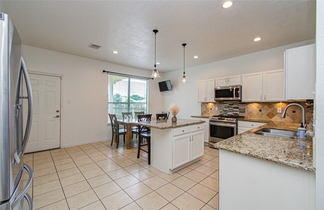 Building Photo - 24135 Pinecreek Point