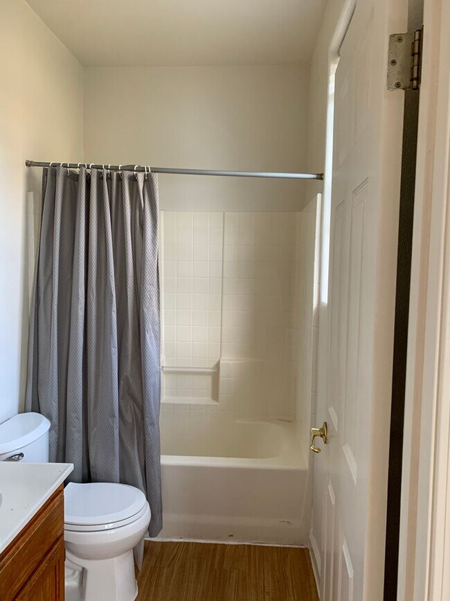 Foto del edificio - Light & Bright upstairs one bedroom Granny...