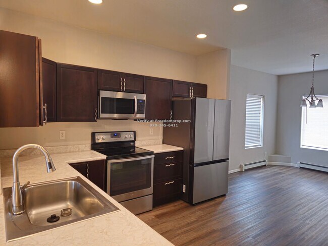 Foto del edificio - Your new 3 bedroom 2.5 bath townhome awaits!